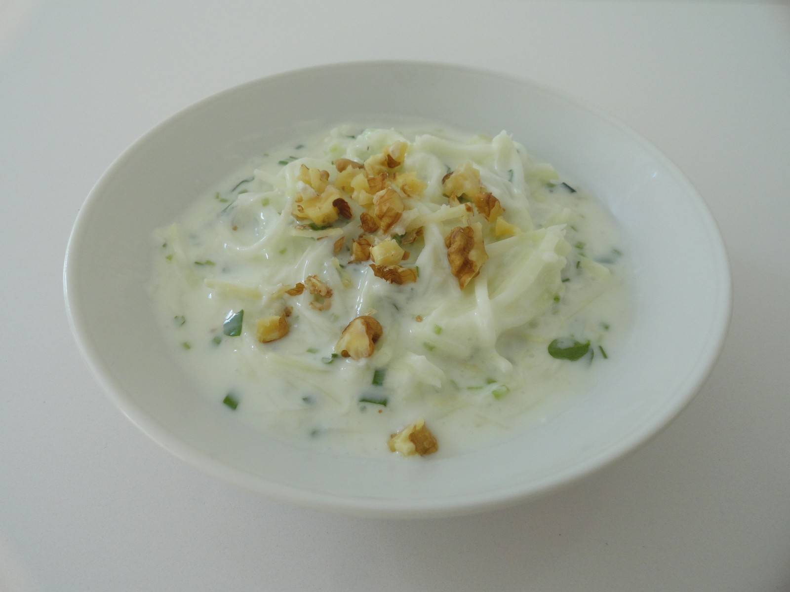 Kohlrabisalat mit Walnüssen