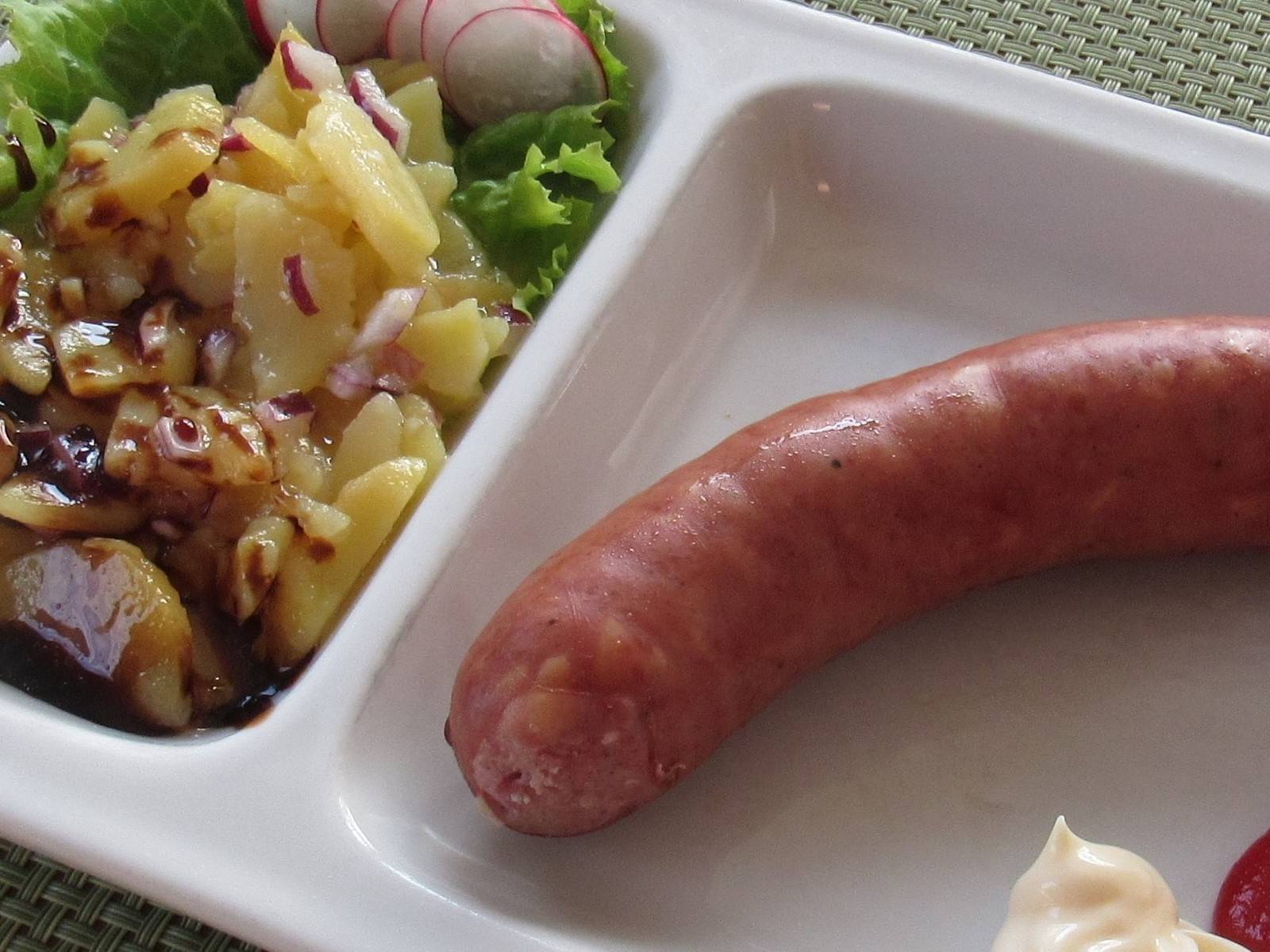 Käsekrainer mit Kartoffelsalat