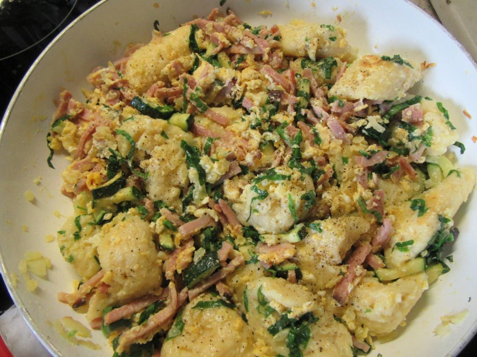 Eiernockerl mit Schinken, Zucchini und Bärlauch