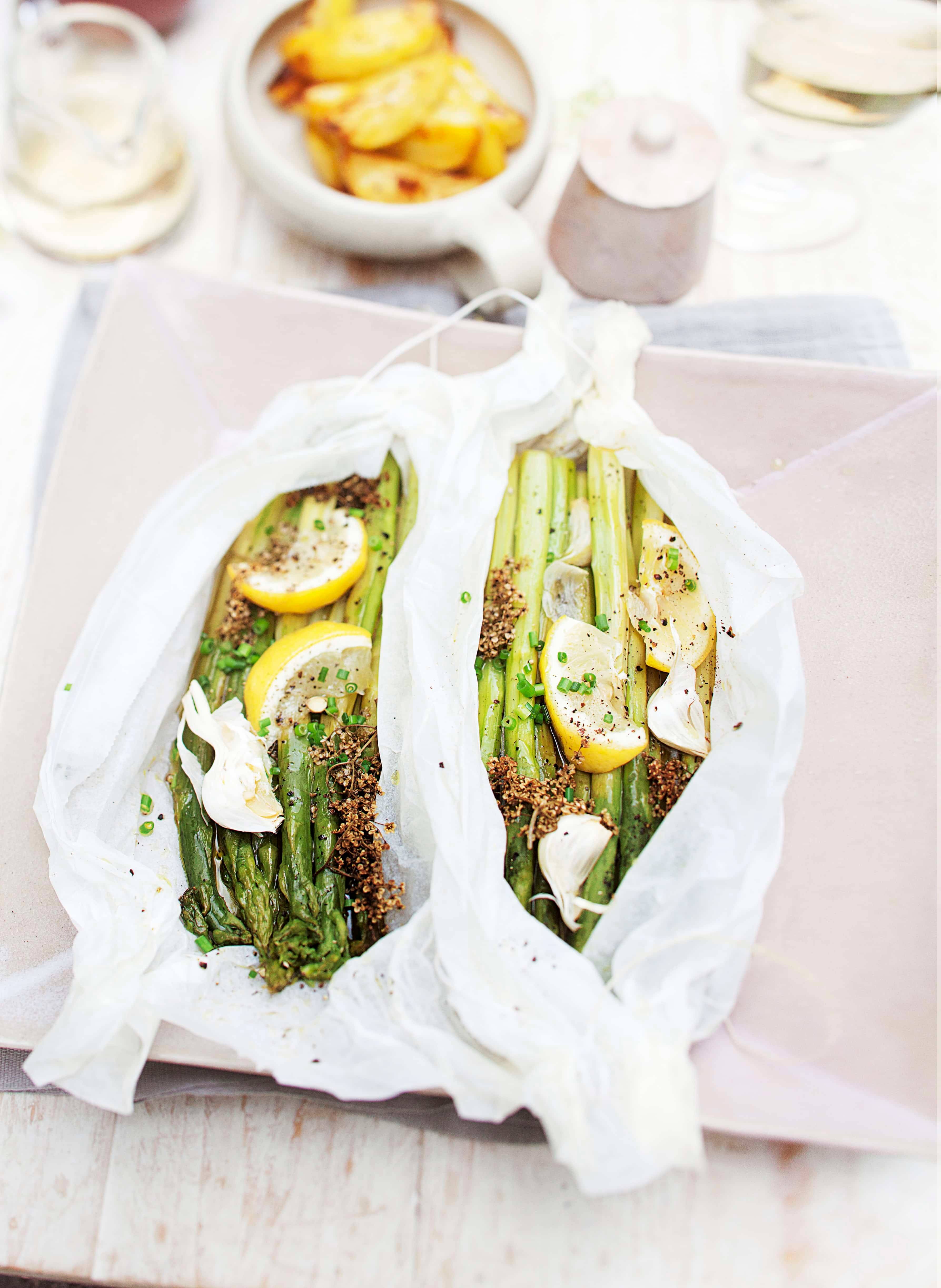 Überbackener Spargel mit Zitrone und Holunderblüten