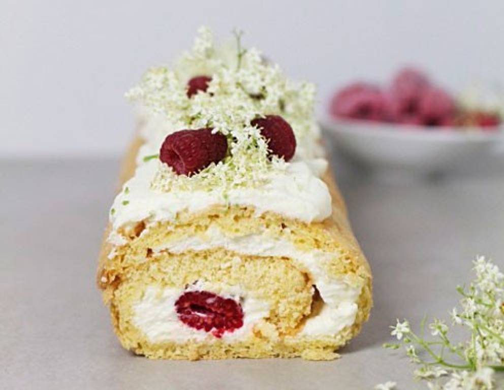 Himbeerroulade mit Holunderblüten Himbeerroulade mit Holunderblüten