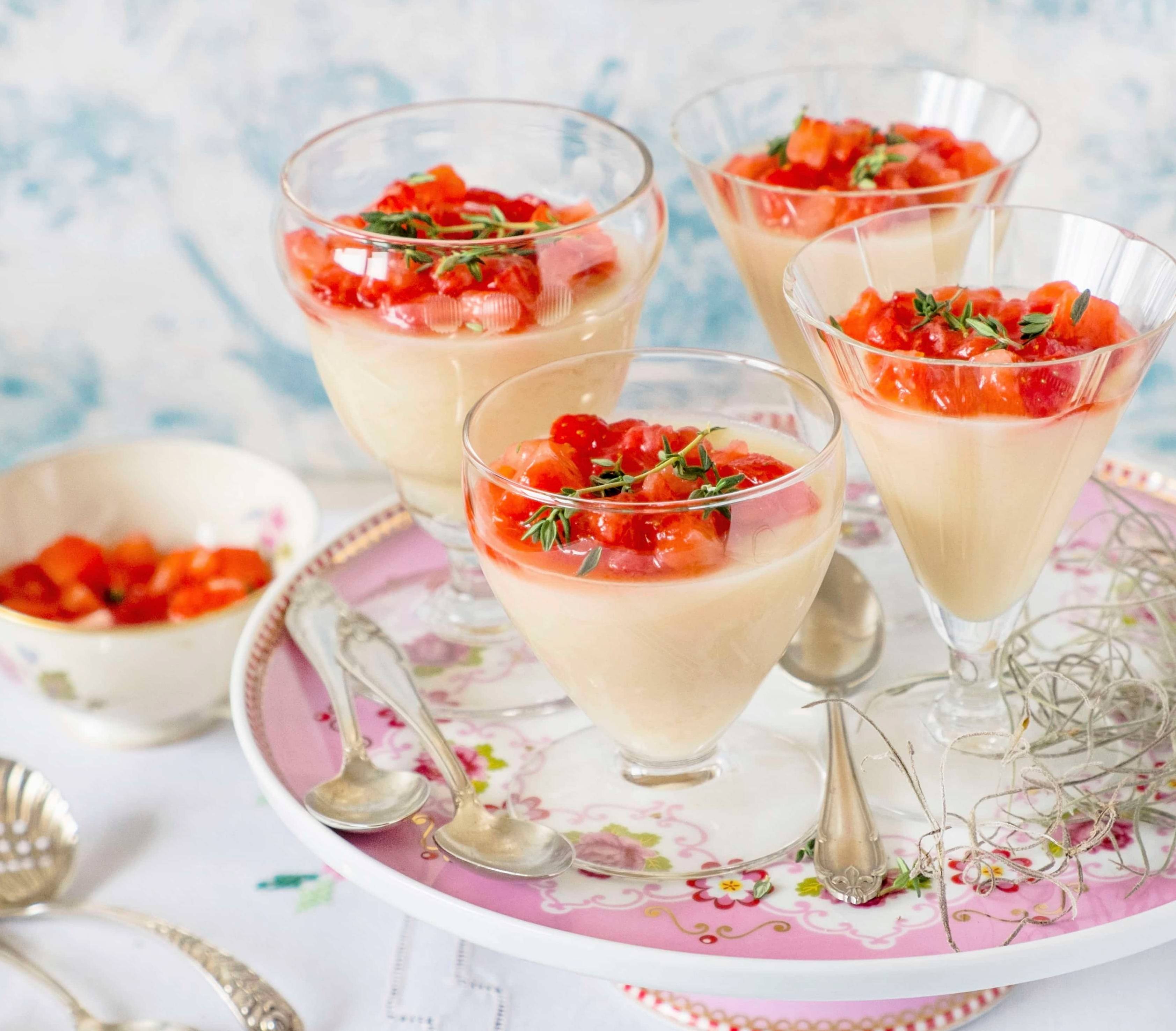 Pudding mit Parmesan und Erdbeeren