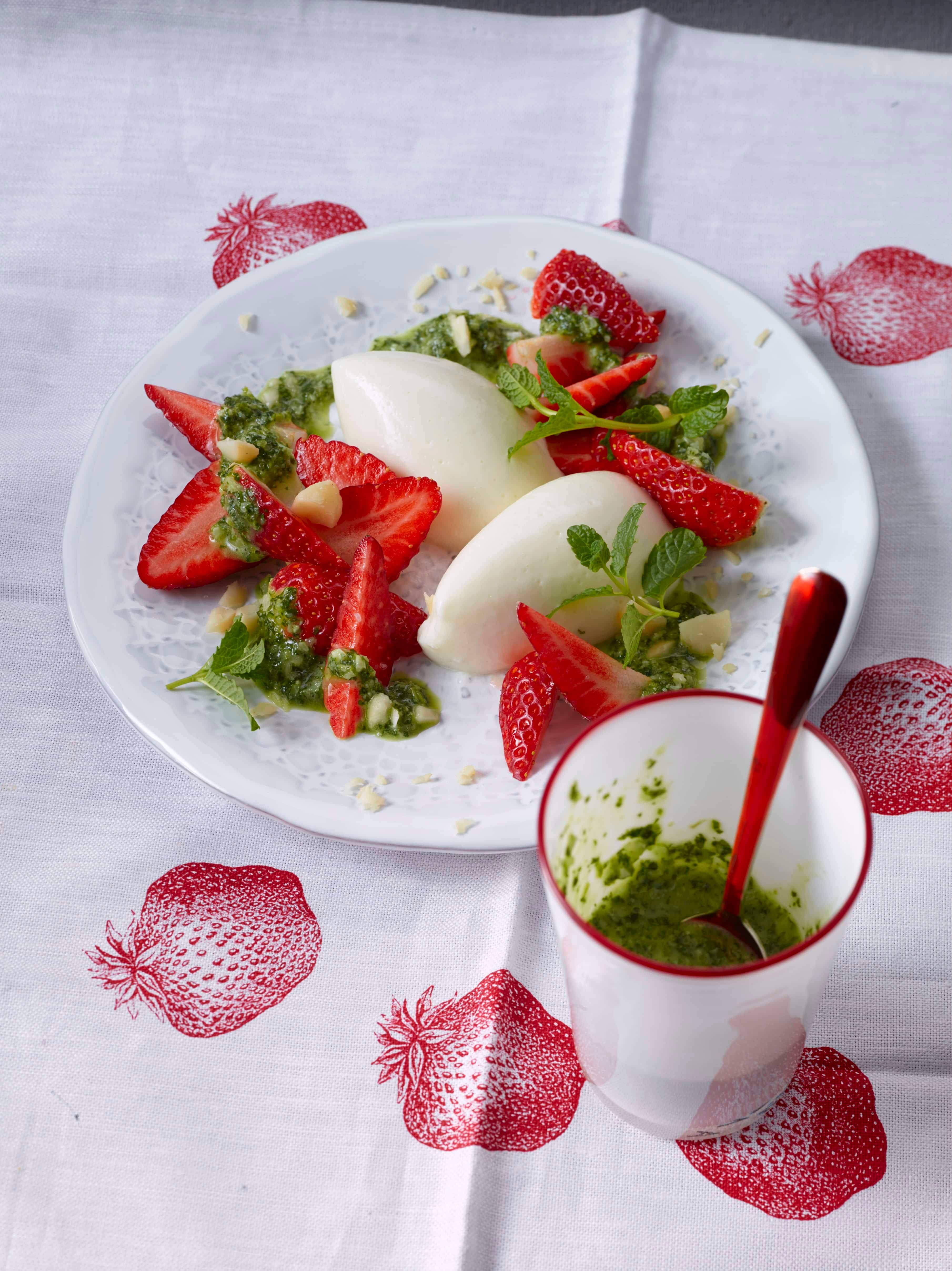 Buttermilchmousse mit Erdbeeren und Nusspesto Rezept - ichkoche.at