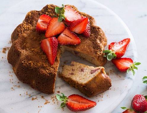 Sauerrahmkuchen mit Erdbeeren