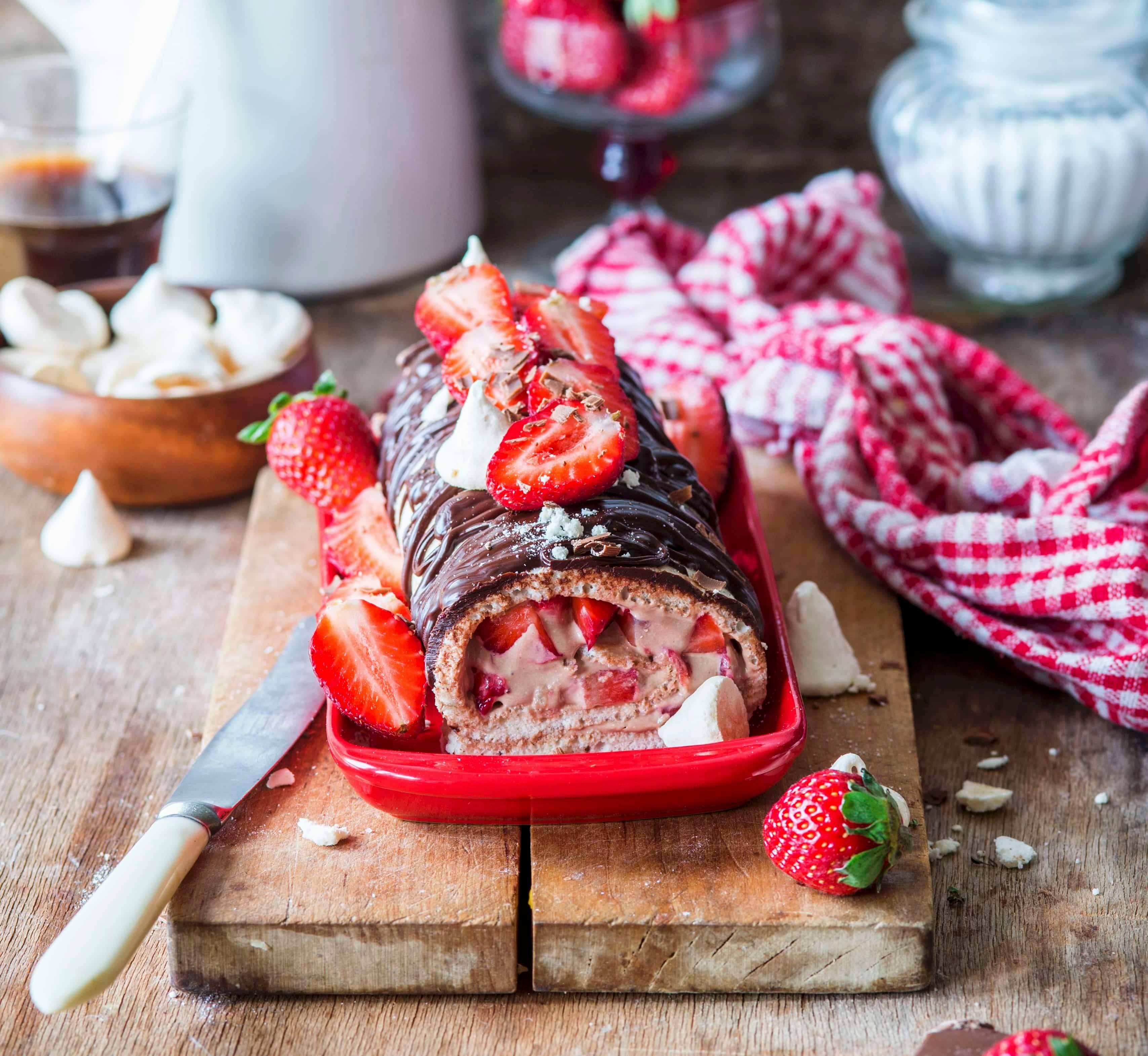 Baiserroulade mit Erdbeeren Rezept