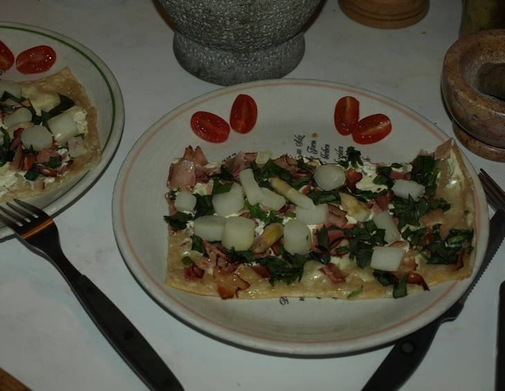 Spargel-Bärlauch-Flammkuchen Spargel-Bärlauch-Flammkuchen