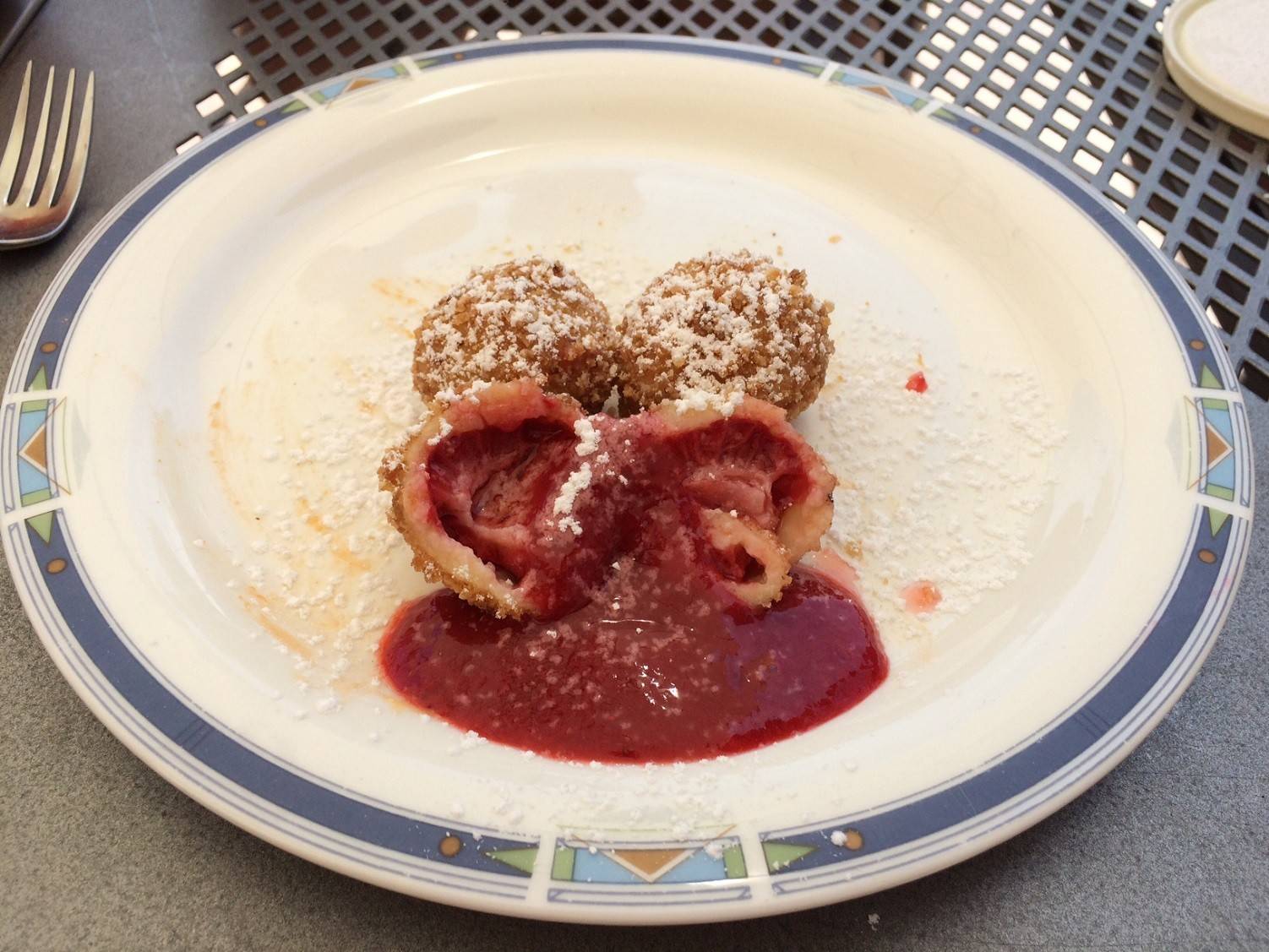 Erdbeerknödel mit Sauerrahmsauce