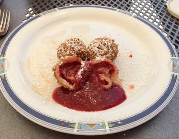 Erdbeerknödel mit Sauerrahmsauce Erdbeerknödel mit Sauerrahmsauce