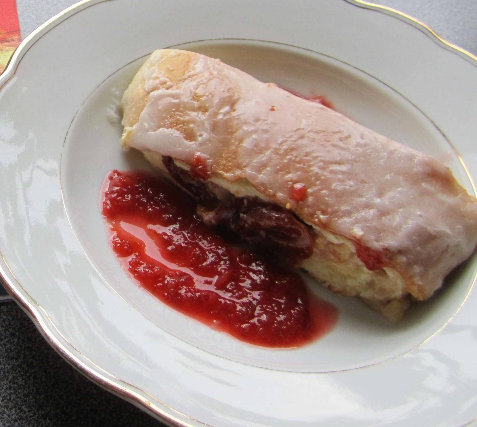 Topfenstrudel mit Äpfeln und Dörrzwetschken Rezept - ichkoche.at