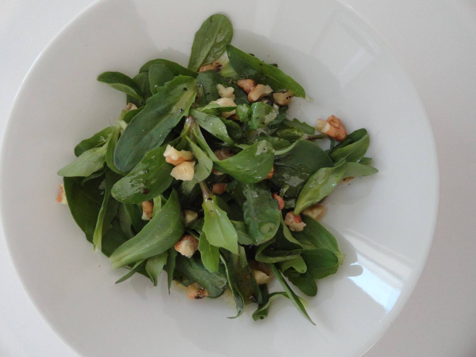 Vogerlsalat mit Walnüssen Rezept - ichkoche.de