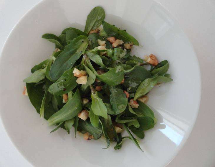 Vogerlsalat mit Walnüssen Vogerlsalat mit Walnüssen