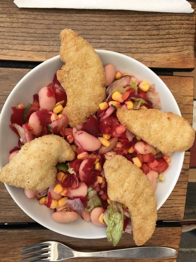 Salat mit gebackenen Hühnerstreifen Rezept - ichkoche.at