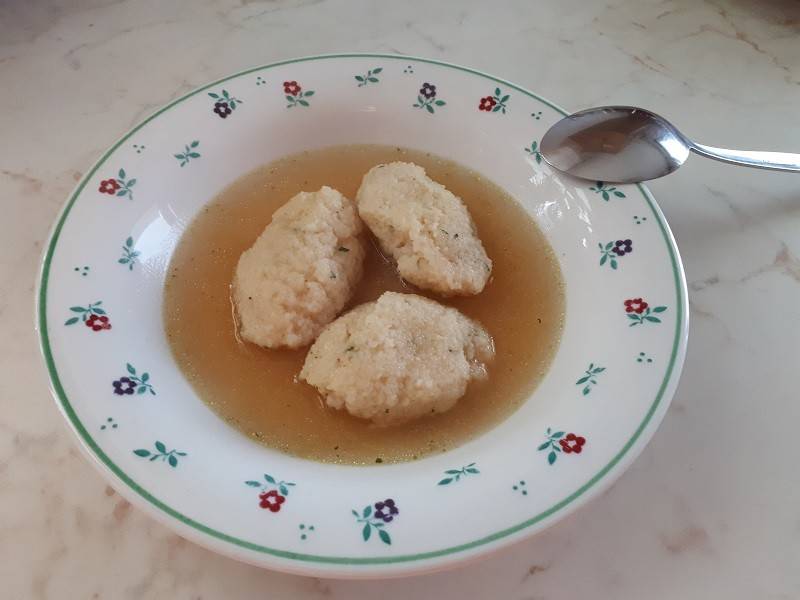 Grießnockerlsuppe Rezept - ichkoche.de Grießnockerlsuppe Rezept - ichkoche.de