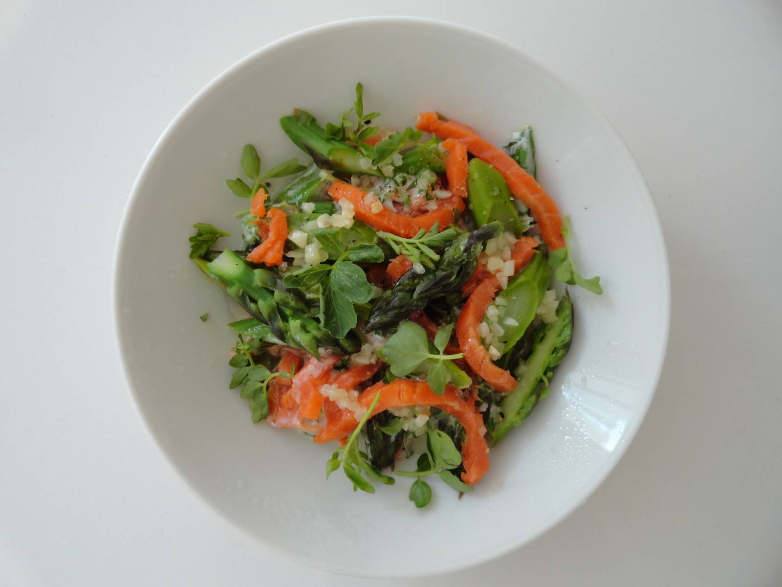 Grüner Spargelsalat mit Wildlachs Rezept - ichkoche.de Grüner Spargelsalat mit Wildlachs Rezept - ichkoche.de