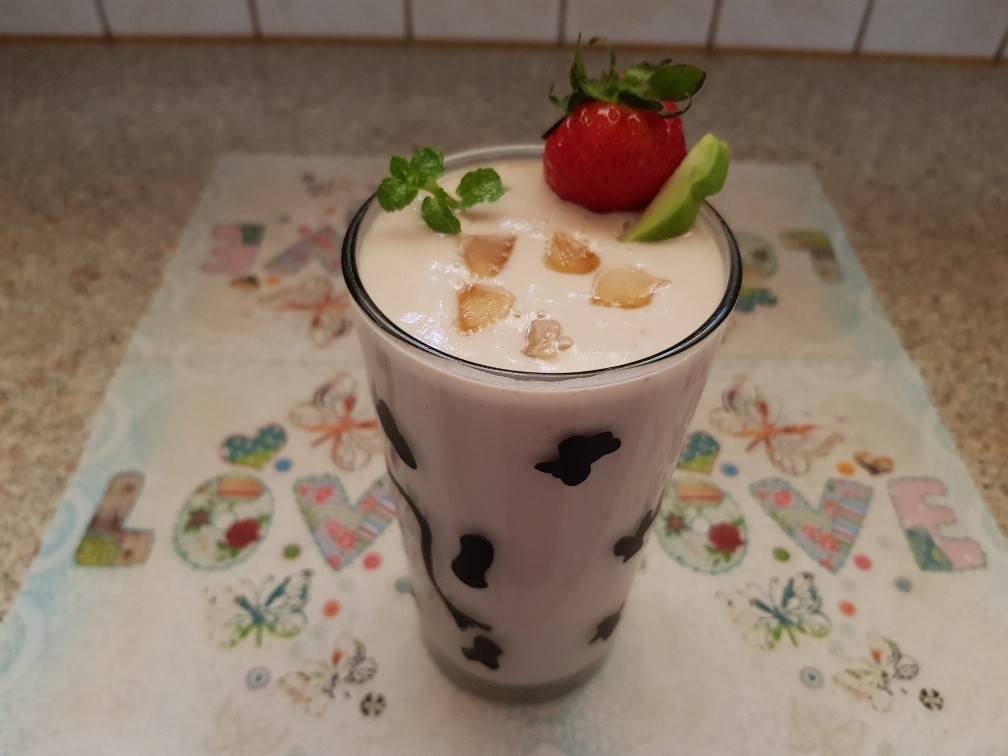 Avocado-Honig Shake mit Kandiertem Ingwer und Erdbeeren Rezept ... Avocado-Honig Shake mit Kandiertem Ingwer und Erdbeeren Rezept ...