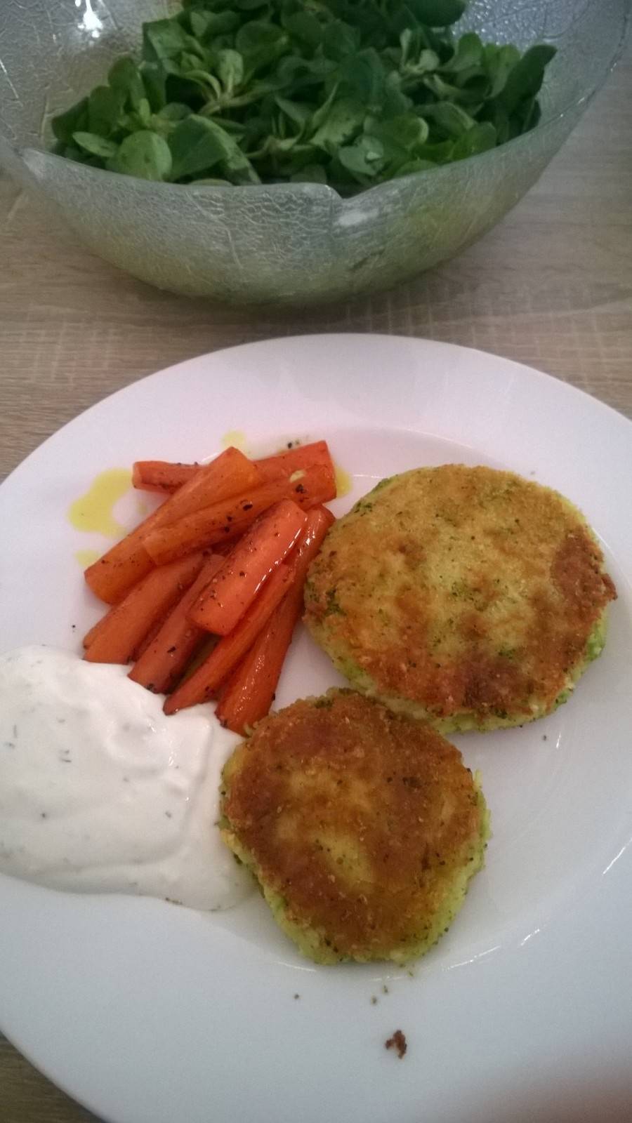 Kartoffel-Brokkoli-Käse Laibchen mit Honig-Karotten