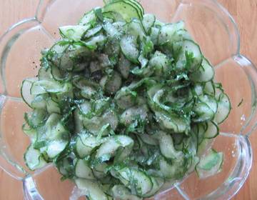 Gurkensalat mit Bärlauch Gurkensalat mit Bärlauch