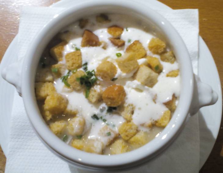 Knoblauchsuppe mit Croutons
