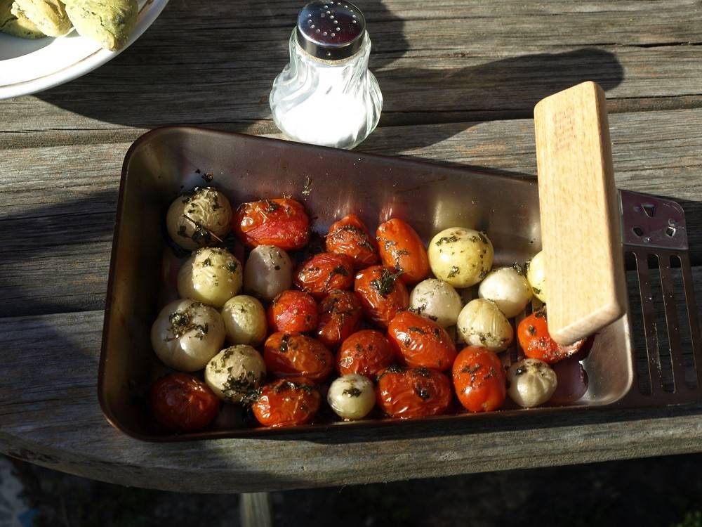 Gegrillter Tomatillos-Tomaten-Mix