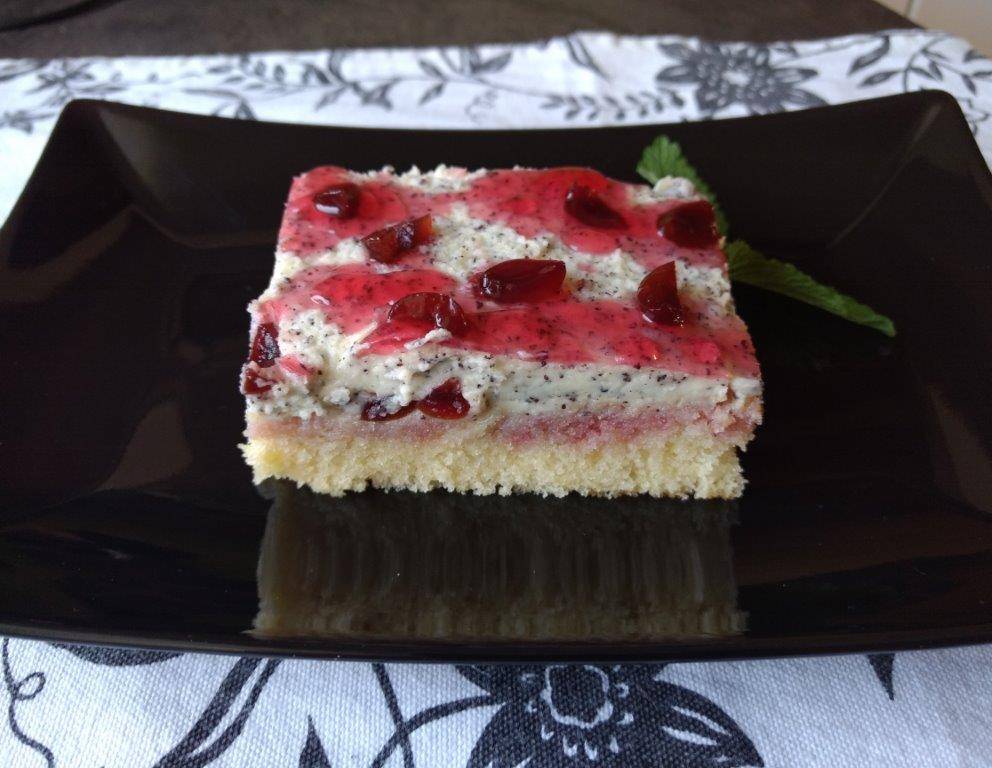 Weiße Schoko-Mohnschnitten mit Amarenakirschen Weiße Schoko-Mohnschnitten mit Amarenakirschen