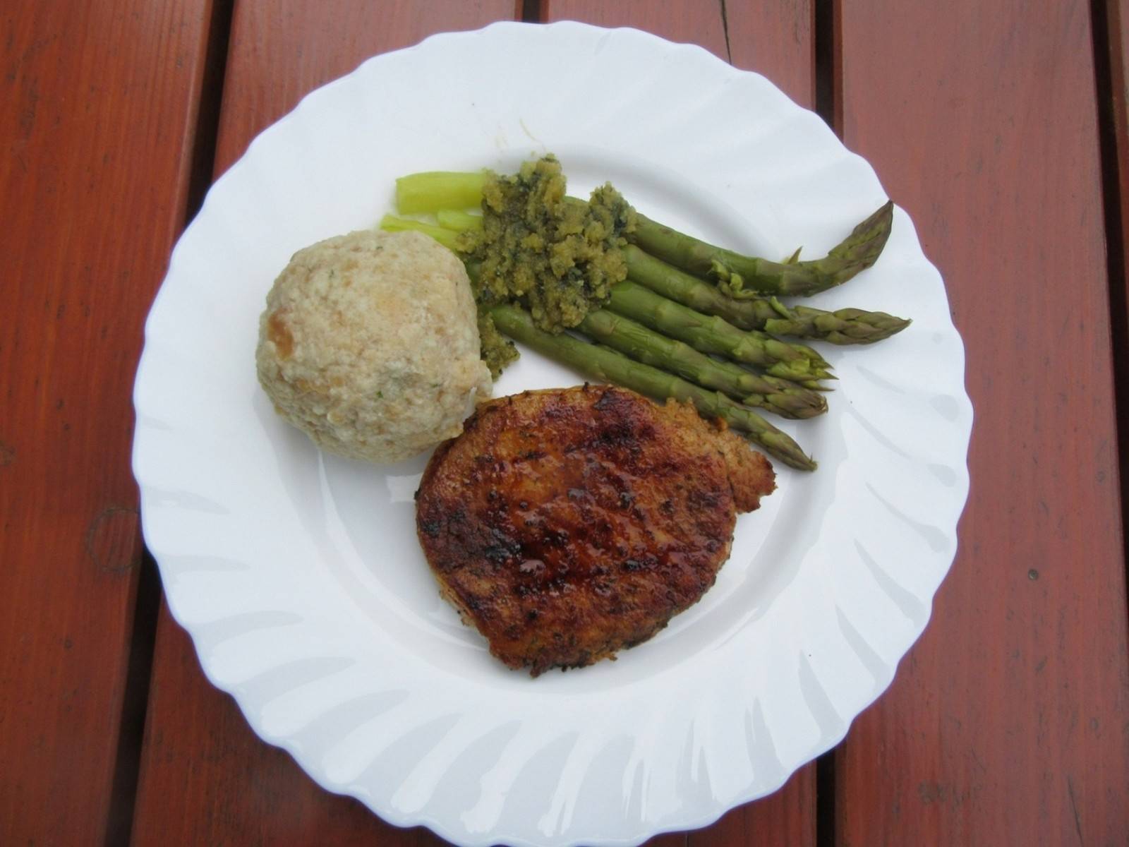 Gebratene Schweinekoteletts mit Spargel und Semmelknödel Rezept ... Gebratene Schweinekoteletts mit Spargel und Semmelknödel Rezept ...