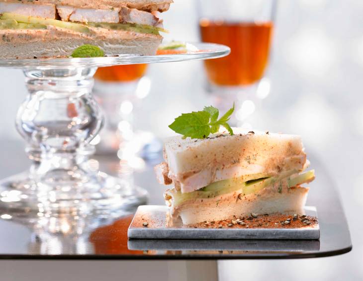 Gurken-Sandwiches mit Tandoori-Hähnchen und Minze Gurken-Sandwiches mit Tandoori-Hähnchen und Minze