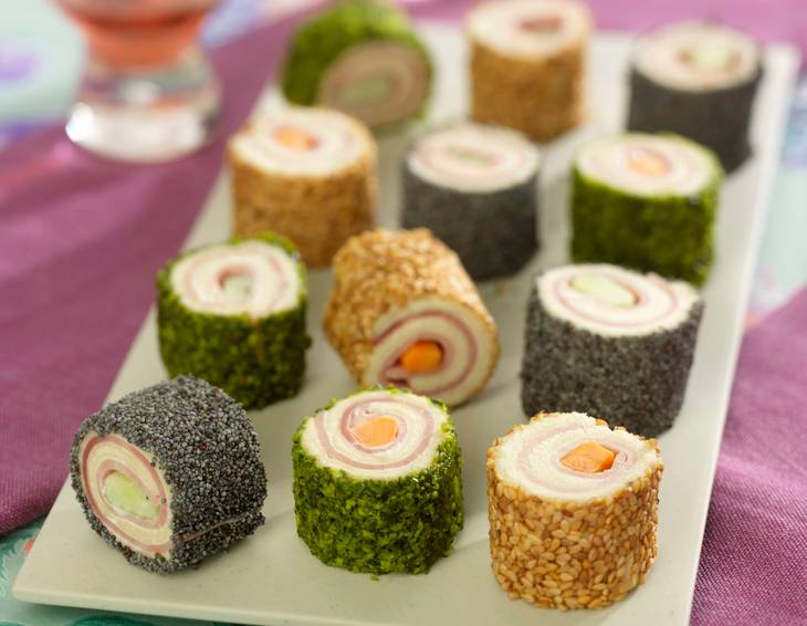 Schinken-Frischkäse-Röllchen mit Brösel, Karotten und Gurke Schinken-Frischkäse-Röllchen mit Brösel, Karotten und Gurke