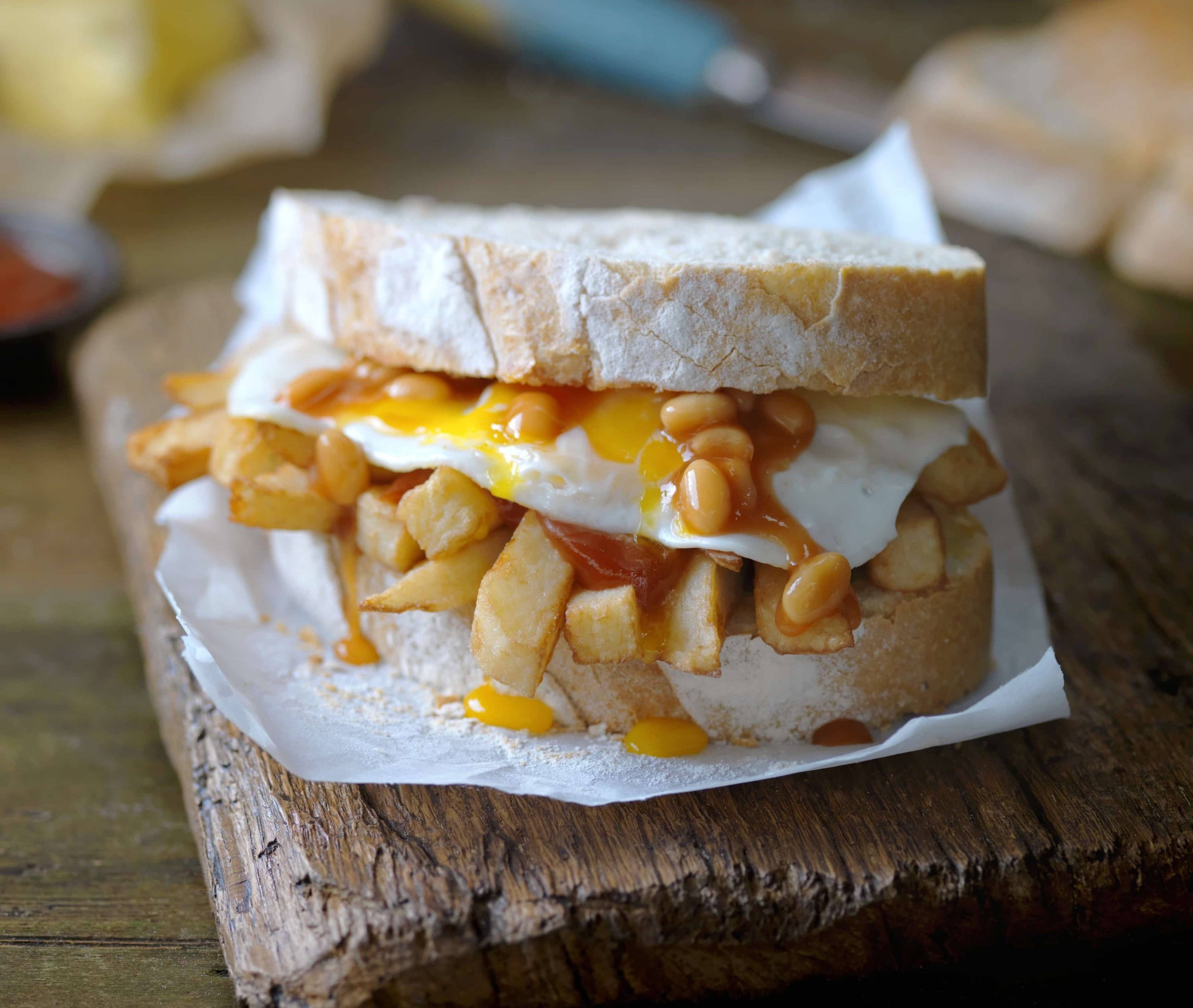 Sandwich mit Pommes frites Spiegelei und Baked Beans Rezept