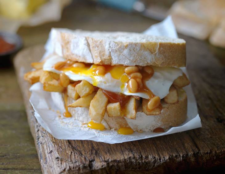Sandwiches mit Pommes frites, Spiegelei und Baked Beans Sandwiches mit Pommes frites, Spiegelei und Baked Beans