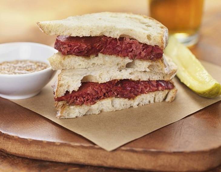 Sandwiches mit Corned Beef, Senf und Essiggurkerl Sandwiches mit Corned Beef, Senf und Essiggurkerl