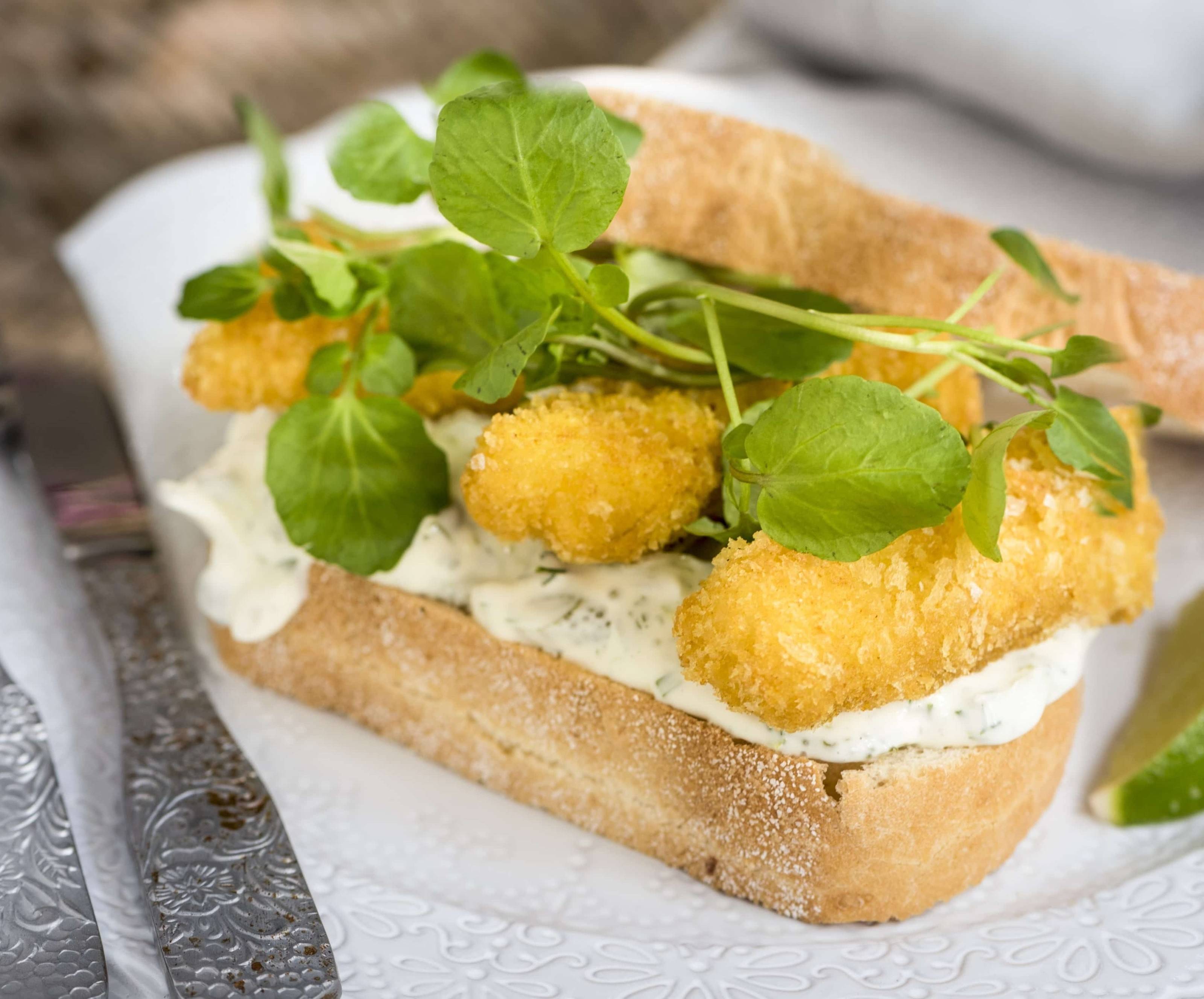 Sandwich mit Fischstäbchen und Sauce Tartare