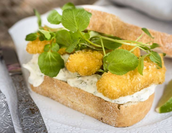 Sandwiches mit Fischstäbchen und Sauce Tartare Sandwiches mit Fischstäbchen und Sauce Tartare