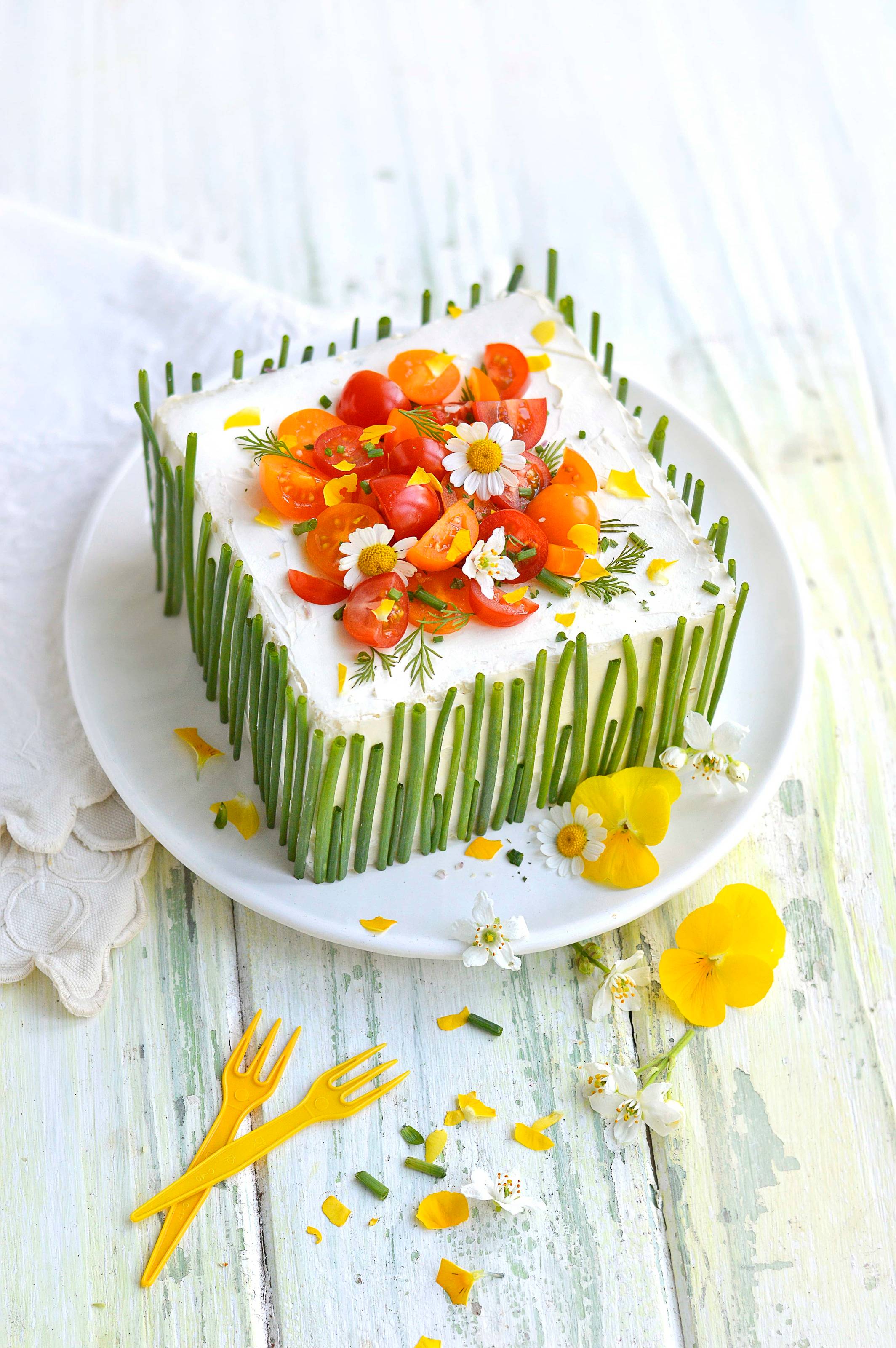 Sandwich Cake mit Lachs, Gurke und Tomaten Rezept