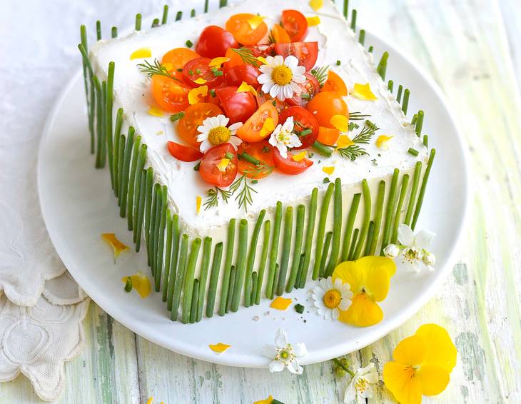 Sandwich Cake mit Lachs, Gurke und Tomaten