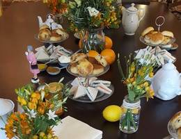 Welcome to the "Chivers Royal Tea Time"! 
Eine wunderhübsche Teetafel, stilecht mit üppigem Blumenschmuck, Teekannen, Scones, Lachs- und Gurkensandwiches begrüßt uns gleich zu Beginn...