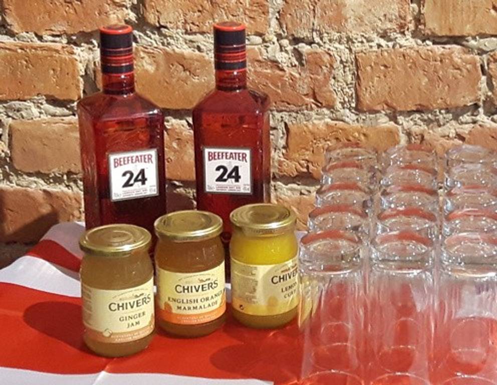 Die Queen liebt ihn - und wir auch: Gin! Haben Sie übrigens schon mal Gin Tonic mit... Marmelade drin probiert? Wir schon - und sind nun um ein aufregendes Geschmackserlebnis reicher! Die Queen liebt ihn - und wir auch: Gin! Haben Sie übrigens schon mal Gin Tonic mit... Marmelade drin probiert? Wir schon - und sind nun um ein aufregendes Geschmackserlebnis reicher!