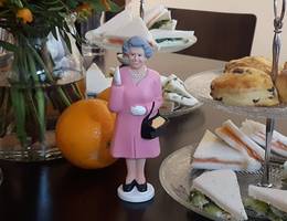 ...und sogar die Queen stattet der kleinen, feinen Teeparty einen Besuch ab!