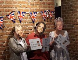 ...um sich mit den berühmten Mitgliedern der Royal Family ablichten zu lassen! ...um sich mit den berühmten Mitgliedern der Royal Family ablichten zu lassen!