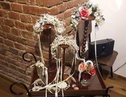 Miss Lillys Hats sorgt mit ihren zauberhaften Blumenkränzen auch unter den anwesenden Damen für ein bisschen "Braut-Feeling"! Miss Lillys Hats sorgt mit ihren zauberhaften Blumenkränzen auch unter den anwesenden Damen für ein bisschen "Braut-Feeling"!