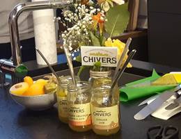 Auf einer gelungenen (Wedding & Tee) Party darf keinesfalls die Torte fehlen, daher ist auch Christina Krug von der "Schnabulerie" mit von der romantisch gestimmten Tee-Partie! Aus feiner Chivers Konfitüre, duftigen Blümchen und frischem Obst zaubert sie uns kurzerhand einen... Auf einer gelungenen (Wedding & Tee) Party darf keinesfalls die Torte fehlen, daher ist auch Christina Krug von der "Schnabulerie" mit von der romantisch gestimmten Tee-Partie! Aus feiner Chivers Konfitüre, duftigen Blümchen und frischem Obst zaubert sie uns kurzerhand einen...