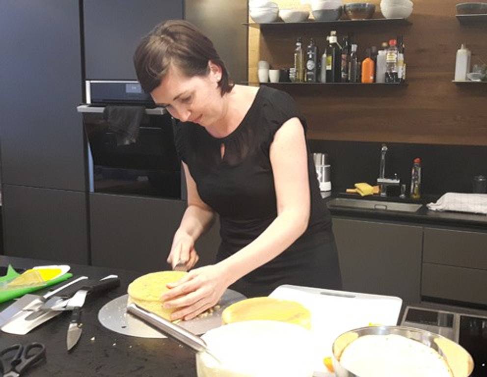 Los geht's: Zuerst werden die gebackenen Tortenböden waagrecht geteilt. Los geht's: Zuerst werden die gebackenen Tortenböden waagrecht geteilt.