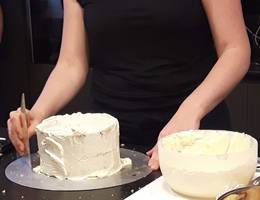 Nun den Kuchen rundherum mit der vorbereiteten Creme einstreichen - Tipp von Christina: Hier darf ruhig großzügig Creme aufgetragen werden, da ein Großteil im nächsten Schritt ohnehin wieder abgezogen wird... Nun den Kuchen rundherum mit der vorbereiteten Creme einstreichen - Tipp von Christina: Hier darf ruhig großzügig Creme aufgetragen werden, da ein Großteil im nächsten Schritt ohnehin wieder abgezogen wird...