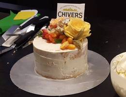 Diesen hübschen Naked Cake hat Christina Krug von der Schnabulerie für die Gästeschar der Chivers Royal Tea Time frisch zubereitet - wir durften ihr dabei ganz genau über die Schulter schauen... Diesen hübschen Naked Cake hat Christina Krug von der Schnabulerie für die Gästeschar der Chivers Royal Tea Time frisch zubereitet - wir durften ihr dabei ganz genau über die Schulter schauen...