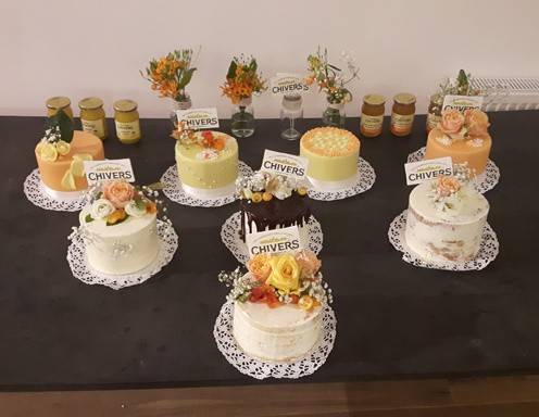 Wow, die Teegesellschaft war fleißig: Alle süßen Mini Wedding Cakes auf einem Fleck!