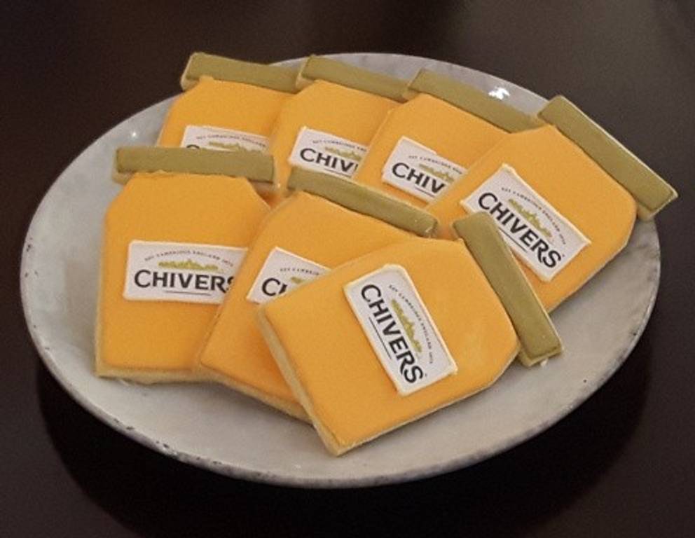 Neben Scones, Sandwiches und Torte spendiert Chivers außerdem köstliches Teegebäck in reizendem "Gewand"! Neben Scones, Sandwiches und Torte spendiert Chivers außerdem köstliches Teegebäck in reizendem "Gewand"!