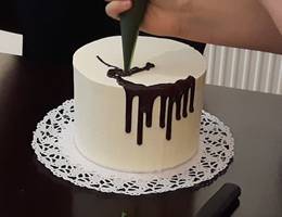 Flüssige Kuvertüre in einen Spritzsack - oder einfacher ein Plastiksackerl mit Loch - füllen und vorsichtig an der oberen Kante der Torte rundherum hinunterlaufen lassen... Flüssige Kuvertüre in einen Spritzsack - oder einfacher ein Plastiksackerl mit Loch - füllen und vorsichtig an der oberen Kante der Torte rundherum hinunterlaufen lassen...