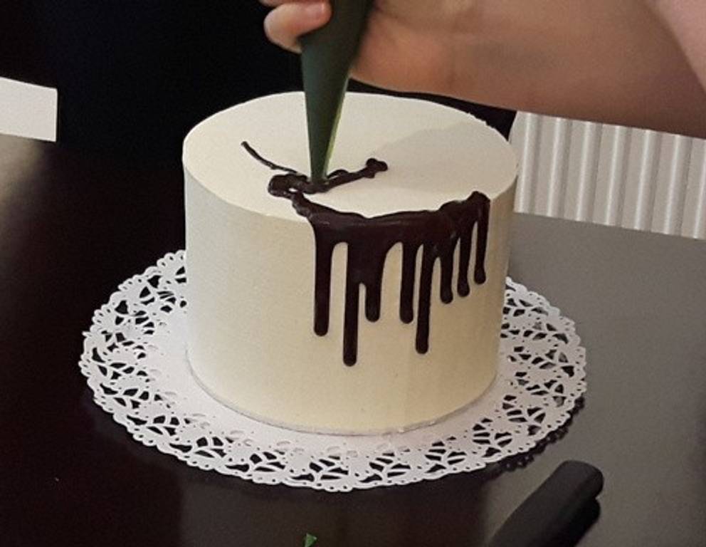 Flüssige Kuvertüre in einen Spritzsack - oder einfacher ein Plastiksackerl mit Loch - füllen und vorsichtig an der oberen Kante der Torte rundherum hinunterlaufen lassen... Flüssige Kuvertüre in einen Spritzsack - oder einfacher ein Plastiksackerl mit Loch - füllen und vorsichtig an der oberen Kante der Torte rundherum hinunterlaufen lassen...