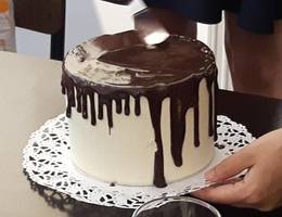 Die restliche Kuvertüre auf die Oberfläche der Torte spritzen und mit einer Palette möglichst glatt verstreichen. Die restliche Kuvertüre auf die Oberfläche der Torte spritzen und mit einer Palette möglichst glatt verstreichen.