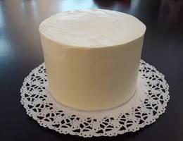 Die Torte hat Christina bereits vorbereitet: Der Kuchen wurde mit Marmelade gefüllt und rundum mit Creme bestrichen. Anschließend sollte die Torte zum "fest werden" für kurze Zeit in den Tiefkühler gestellt werden. Die Torte hat Christina bereits vorbereitet: Der Kuchen wurde mit Marmelade gefüllt und rundum mit Creme bestrichen. Anschließend sollte die Torte zum "fest werden" für kurze Zeit in den Tiefkühler gestellt werden.