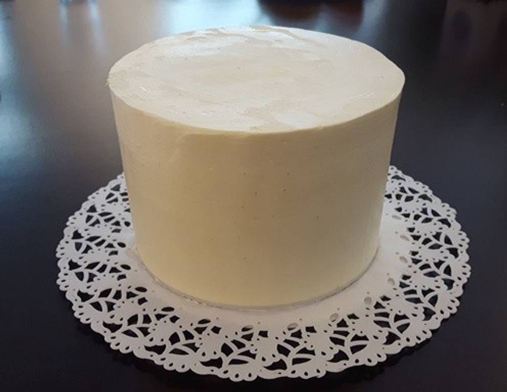 Die Torte hat Christina bereits vorbereitet: Der Kuchen wurde mit Marmelade gefüllt und rundum mit Creme bestrichen. Anschließend sollte die Torte zum "fest werden" für kurze Zeit in den Tiefkühler gestellt werden. Die Torte hat Christina bereits vorbereitet: Der Kuchen wurde mit Marmelade gefüllt und rundum mit Creme bestrichen. Anschließend sollte die Torte zum "fest werden" für kurze Zeit in den Tiefkühler gestellt werden.